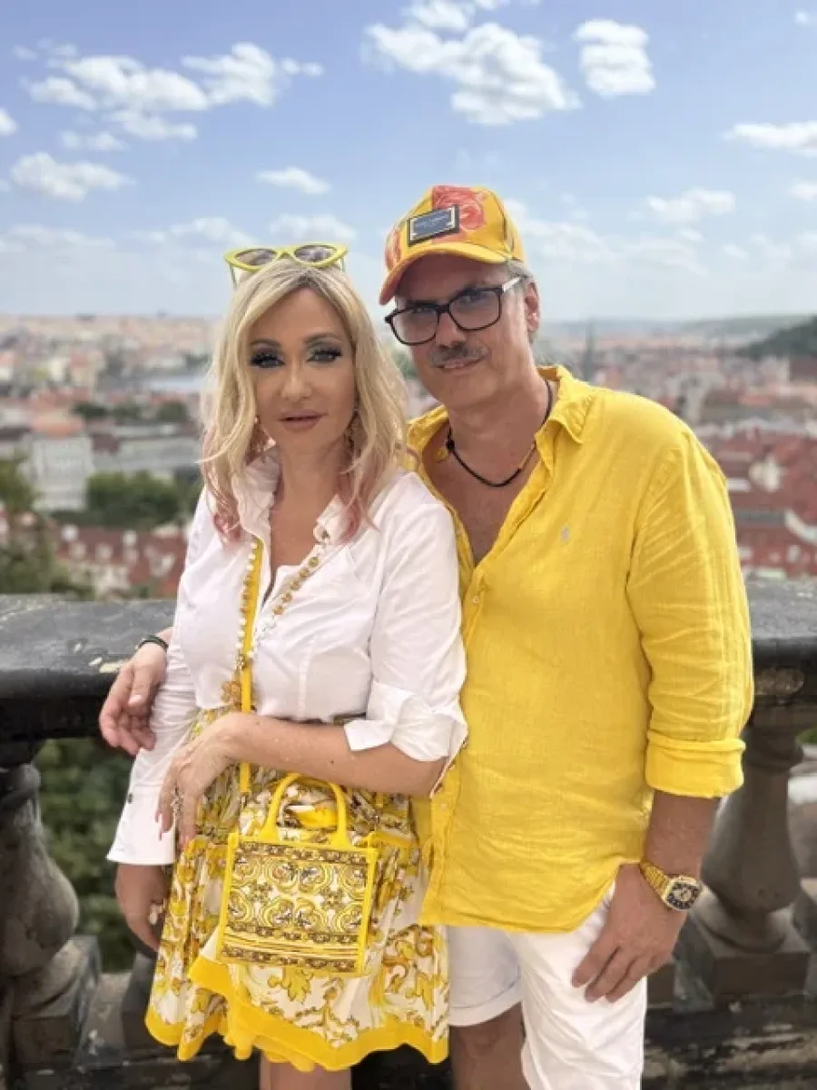 Michaela und Silvio gemeinsam vor der Prager Stadtkulisse