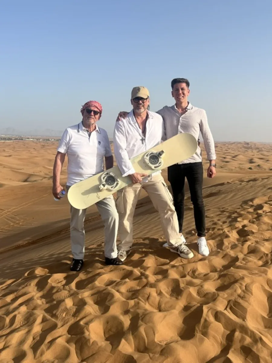 Silvio mit seinem Vater und seinem Sohn Vincent sowie einem Sandboard in der Wüste von Dubai